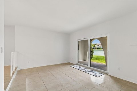 Condominio en venta en Treasure Island, Florida, 1 dormitorio, 72.93 m2 № 2095593 - foto 13