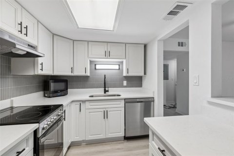 Condominio en venta en Treasure Island, Florida, 1 dormitorio, 72.93 m2 № 2095593 - foto 9