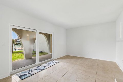 Condominio en venta en Treasure Island, Florida, 1 dormitorio, 72.93 m2 № 2095593 - foto 12