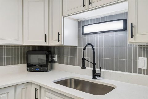Condominio en venta en Treasure Island, Florida, 1 dormitorio, 72.93 m2 № 2095593 - foto 8