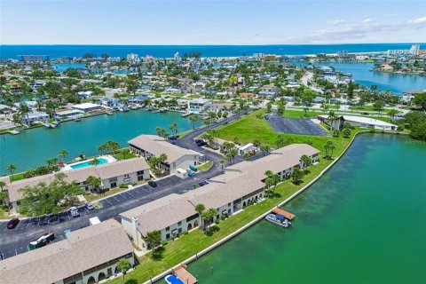 Condominio en Treasure Island, Florida, 1 dormitorio № 2095593