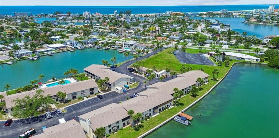 Condominio en Treasure Island, Florida, 1 dormitorio № 2095593