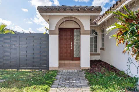 House in Miami, Florida 2 bedrooms, 134.99 sq.m. № 1983538 - photo 2