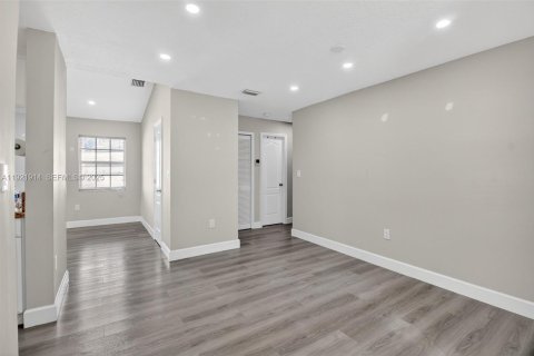 House in Miami, Florida 2 bedrooms, 134.99 sq.m. № 1983538 - photo 8