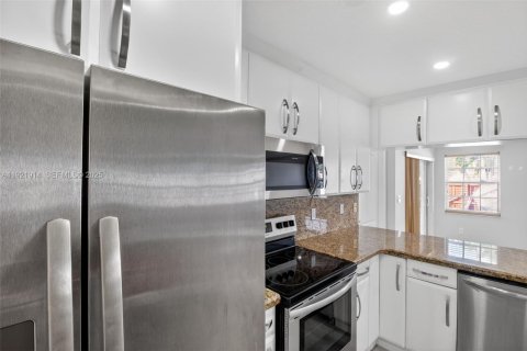 House in Miami, Florida 2 bedrooms, 134.99 sq.m. № 1983538 - photo 10