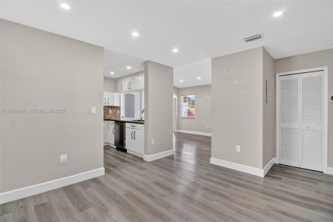 House in Miami, Florida 2 bedrooms, 134.99 sq.m. № 1983538 - photo 7