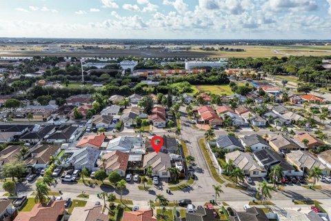 House in Miami, Florida 2 bedrooms, 134.99 sq.m. № 1983538 - photo 23