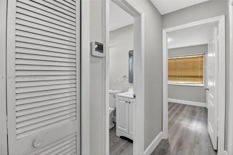 House in Miami, Florida 2 bedrooms, 134.99 sq.m. № 1983538 - photo 20