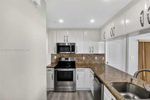 House in Miami, Florida 2 bedrooms, 134.99 sq.m. № 1983538 - photo 11