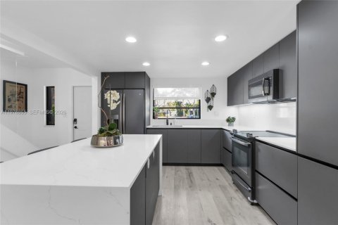 Townhouse in North Miami Beach, Florida 2 bedrooms, 148.64 sq.m. № 2040640 - photo 7