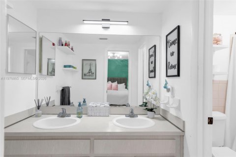 Townhouse in North Miami Beach, Florida 2 bedrooms, 148.64 sq.m. № 2040640 - photo 18