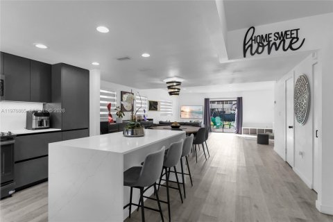 Townhouse in North Miami Beach, Florida 2 bedrooms, 148.64 sq.m. № 2040640 - photo 3