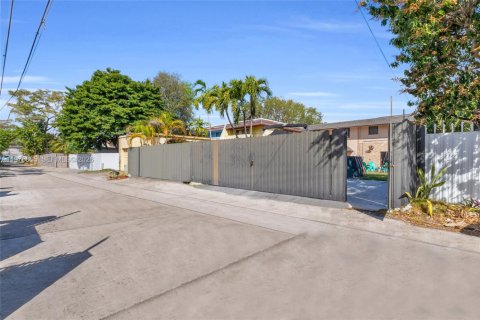 Townhouse in North Miami Beach, Florida 2 bedrooms, 148.64 sq.m. № 2040640 - photo 27