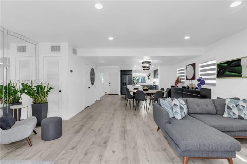 Townhouse in North Miami Beach, Florida 2 bedrooms, 148.64 sq.m. № 2040640 - photo 14