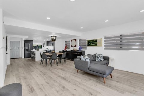 Townhouse in North Miami Beach, Florida 2 bedrooms, 148.64 sq.m. № 2040640 - photo 12