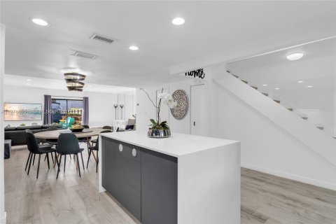 Townhouse in North Miami Beach, Florida 2 bedrooms, 148.64 sq.m. № 2040640 - photo 8