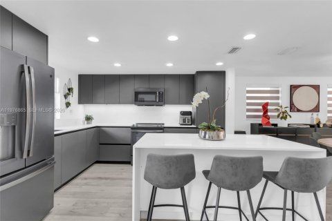 Townhouse in North Miami Beach, Florida 2 bedrooms, 148.64 sq.m. № 2040640 - photo 6