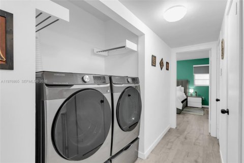 Townhouse in North Miami Beach, Florida 2 bedrooms, 148.64 sq.m. № 2040640 - photo 15