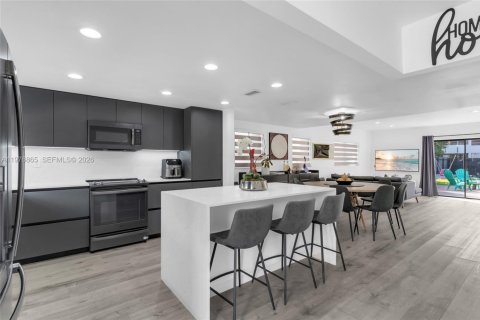 Townhouse in North Miami Beach, Florida 2 bedrooms, 148.64 sq.m. № 2040640 - photo 5