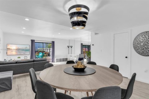 Townhouse in North Miami Beach, Florida 2 bedrooms, 148.64 sq.m. № 2040640 - photo 9