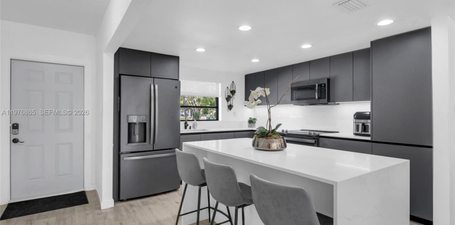 Townhouse in North Miami Beach, Florida 2 bedrooms, 148.64 sq.m. № 2040640