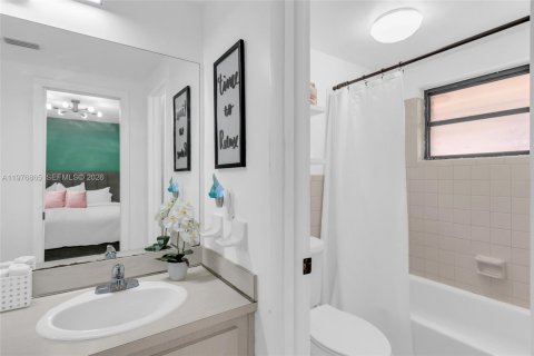 Townhouse in North Miami Beach, Florida 2 bedrooms, 148.64 sq.m. № 2040640 - photo 19