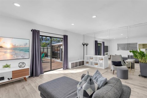 Townhouse in North Miami Beach, Florida 2 bedrooms, 148.64 sq.m. № 2040640 - photo 13