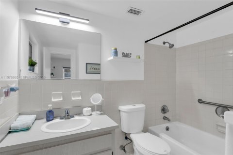 Townhouse in North Miami Beach, Florida 2 bedrooms, 148.64 sq.m. № 2040640 - photo 22