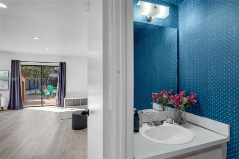 Townhouse in North Miami Beach, Florida 2 bedrooms, 148.64 sq.m. № 2040640 - photo 11
