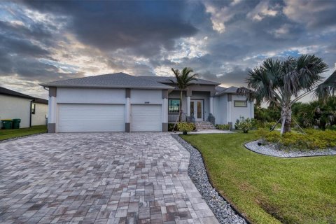 House in Port Charlotte, Florida 3 bedrooms, 207.82 sq.m. № 2367211