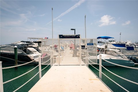 Condo in Miami, Florida, 2 bedrooms  № 2031744 - photo 23