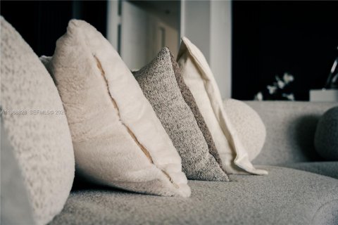 Condo in Miami, Florida, 2 bedrooms  № 2031744 - photo 3