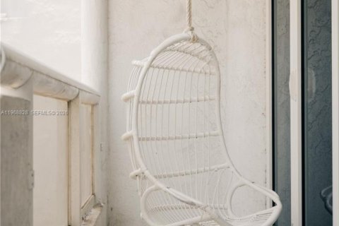 Condo in Miami, Florida, 2 bedrooms  № 2031744 - photo 15