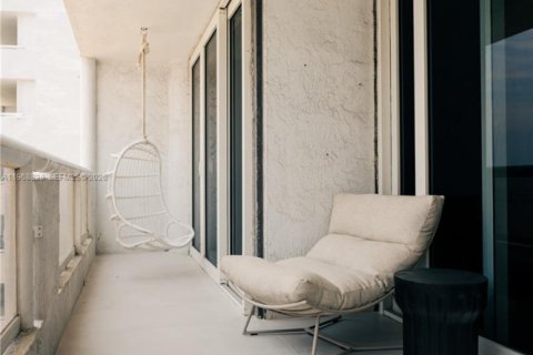 Condo in Miami, Florida, 2 bedrooms  № 2031744 - photo 16