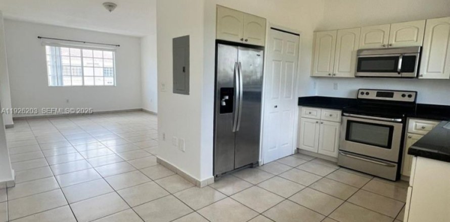 Condominio en Hialeah, Florida, 2 dormitorios № 1984700