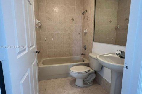 Condominio en venta en Hialeah, Florida, 2 dormitorios, 89.46 m2 № 1984700 - foto 6