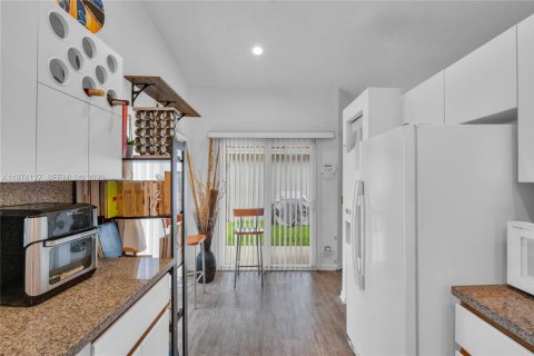 House in Weston, Florida 3 bedrooms, 122.07 sq.m. № 2038318 - photo 18