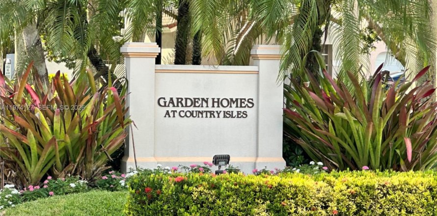 House in Weston, Florida 3 bedrooms, 122.07 sq.m. № 2038318
