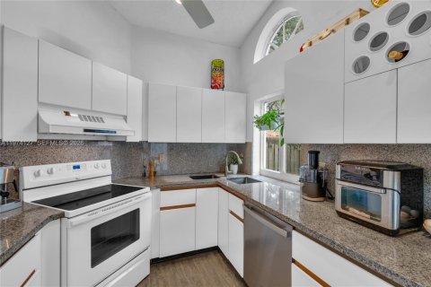 House in Weston, Florida 3 bedrooms, 122.07 sq.m. № 2038318 - photo 17
