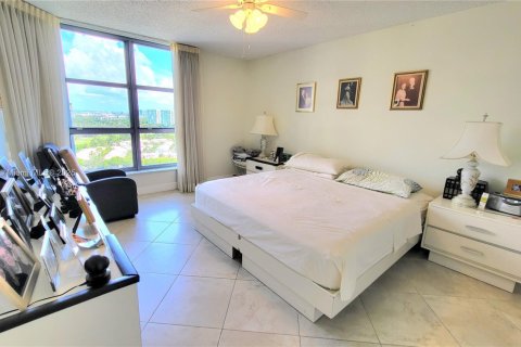 Condo in Aventura, Florida, 2 bedrooms  № 1960328 - photo 24