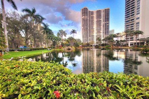 Condo in Aventura, Florida, 2 bedrooms  № 1960328 - photo 1