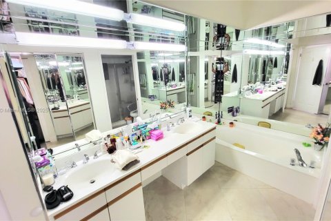 Condo in Aventura, Florida, 2 bedrooms  № 1960328 - photo 30