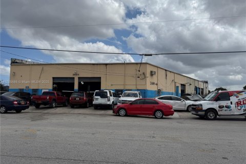 Commercial property in Opa-locka, Florida № 2079442 - photo 2