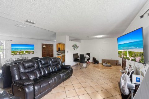 House in Hialeah, Florida 3 bedrooms, 137.87 sq.m. № 1862367 - photo 10