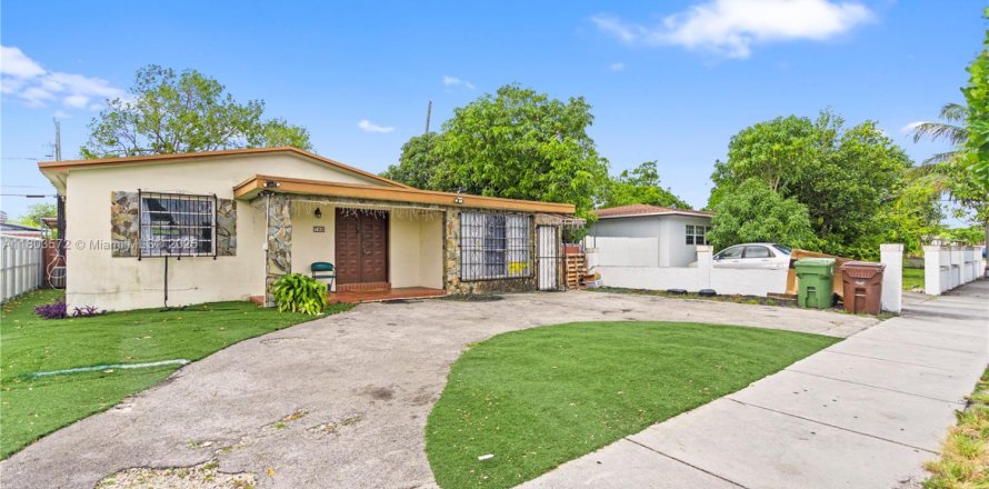 House in Hialeah, Florida 3 bedrooms, 137.87 sq.m. № 1862367