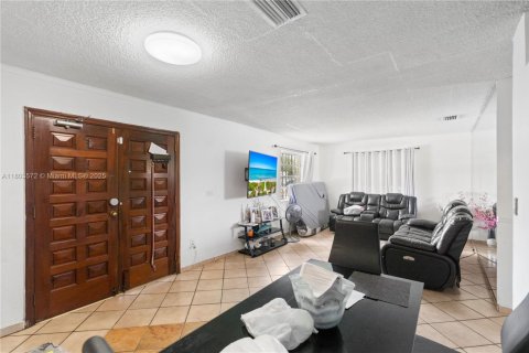 House in Hialeah, Florida 3 bedrooms, 137.87 sq.m. № 1862367 - photo 8