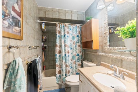 House in Hialeah, Florida 3 bedrooms, 137.87 sq.m. № 1862367 - photo 14