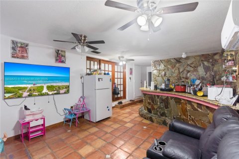 House in Hialeah, Florida 3 bedrooms, 137.87 sq.m. № 1862367 - photo 5