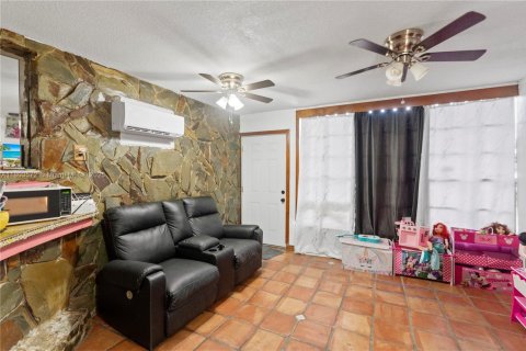 House in Hialeah, Florida 3 bedrooms, 137.87 sq.m. № 1862367 - photo 4
