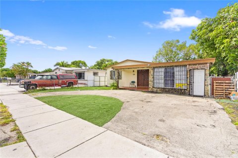 House in Hialeah, Florida 3 bedrooms, 137.87 sq.m. № 1862367 - photo 2